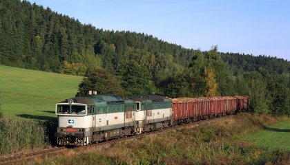 Po dokončení elektrizace trati přes Lichkov převzaly vozbu nákladních vlaků na českém úseku řady 742 a později též 750. Na snímku uhání s Pn 63331 k Náchodu "brejlovci" 750.103+277.