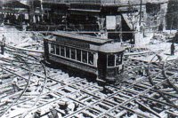 Zatímco se stavělo metro Lacroze, bylo třeba zachovat povrchový provoz tramvají, a tak se smontovalo toto provizorní kolejiště. Pohled z třídy Corrientes.
