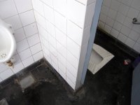 Stav toalet na konečné ve Villa Rossa možno považovat za slušný.