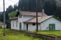 Původní lokálková nádražní budova ve stanici Valea Putnei.