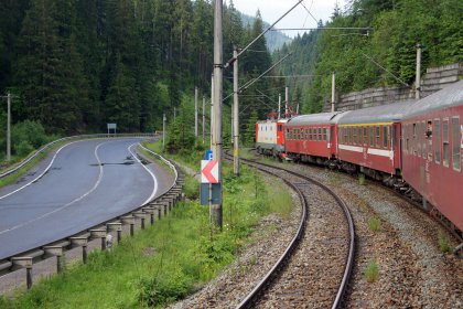Serpentiny silnice i železnice mezi stanicemi Valea Putnei a Pojorâta.