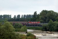 Jeden z mála osobních vlaků, které ještě jezdí v úseku (Suceava -) Dărmăneşti - Cacica na mostě přes řeku Suceavu. V jeho čele je modernizovaná lokomotiva řady 461.