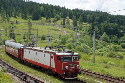 Vrcholová stanice Mestecăniş a rychlík od Vatry Dornei (a Temešváru).