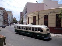 Trolejbus opouští třídu Colón a najíždí na ulici Edwards.