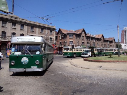 Trolejbusy seřazené na konečné Barón, také nazývané Estación de trolebuses.