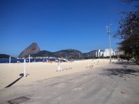 Tentýž vrch nelze přehlédnout ani z pláže Flamengo.