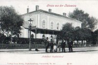 Původní staniční budova dráhy Lemberg-Czernowitz-Jassy-Eisenbahngesellschaft v Hadikfalvě (Dorneşti) na dobové pohlednici.