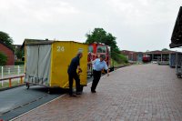 Vykládka kontejneru z vlaku na nádraží Langeoog.