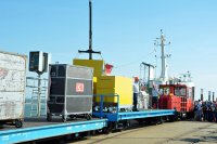 Překládka kontejnerů z vlaku na loď na ostrově Wangerooge.