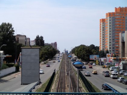 Pohled na rychlodráhu z tramvajové  zastávky prospekt Kosmonavta Komarova.