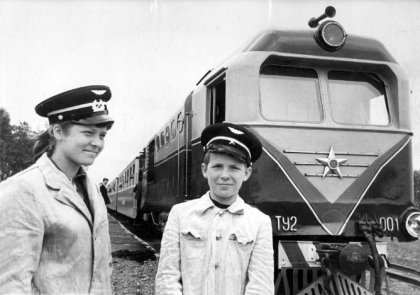 Mladí železničáři a lokomotiva TU2-001.